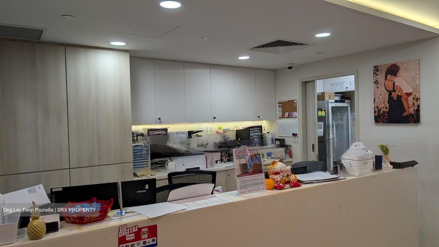 Mount Elizabeth Hospital (D9), Retail #580629271
